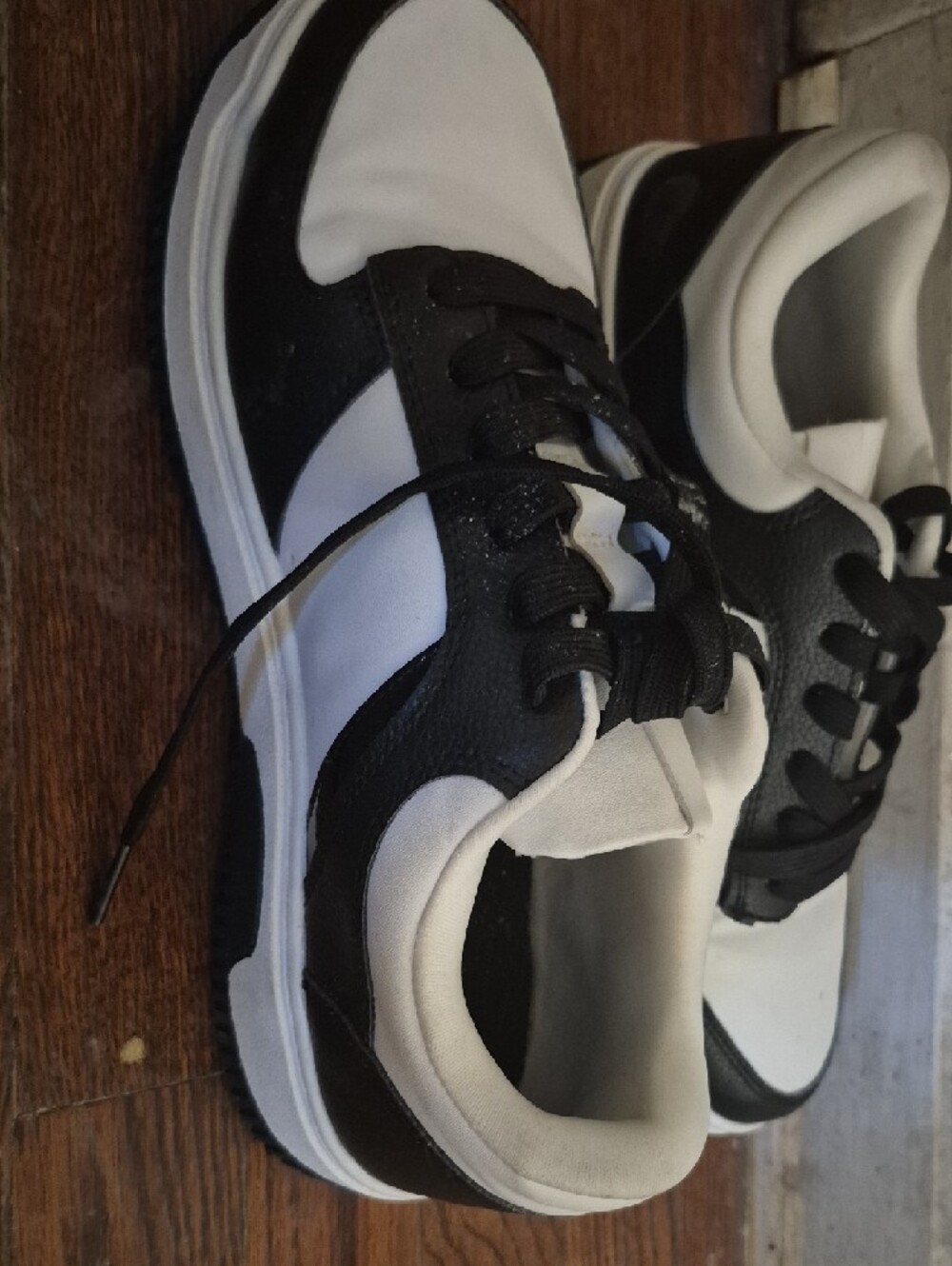 H&M White and Black Low-Top Sneakers - Picture 3 of 6